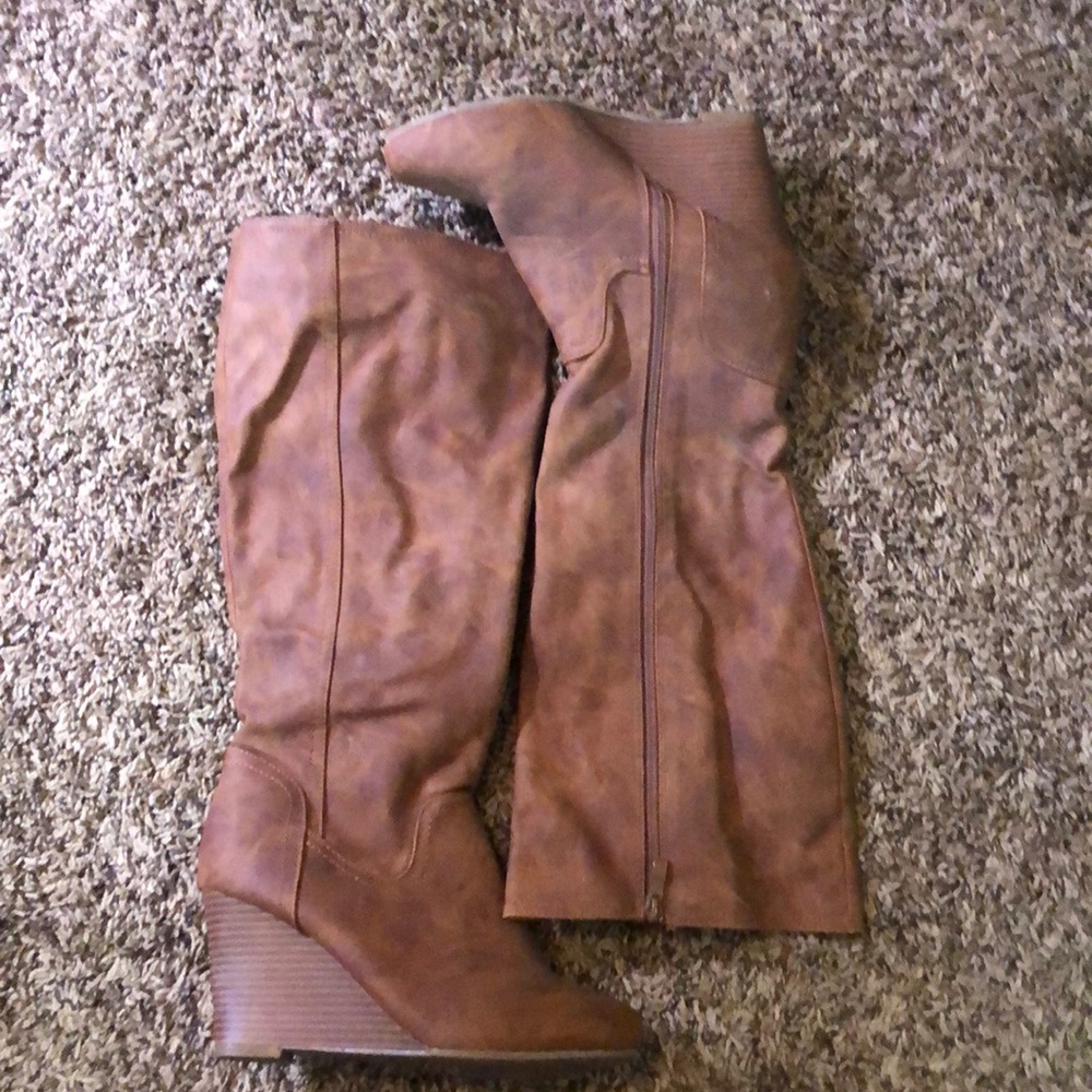 Size 9 knee high wedge heeled boot